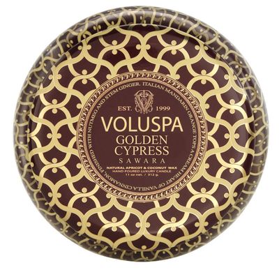 Vela Golden Cypress Sawara Coleção Maison Rouge Lata 50 Horas Voluspa