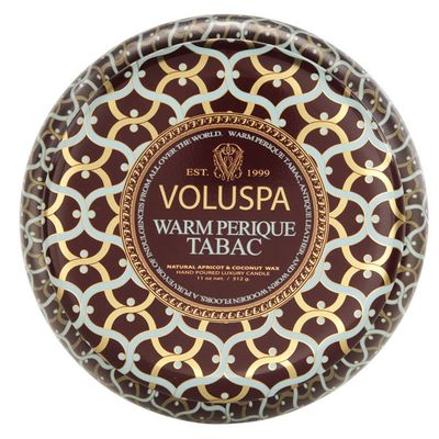 Vela Warm Perique Tabac Coleção Maison Rouge Lata 50 Horas Voluspa