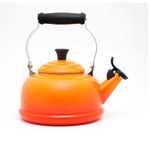 chaleira-tradicional-com-apito-laranja-le-creuset