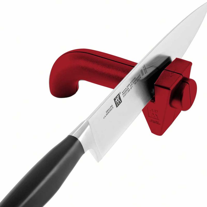 Afiador-de-Facas-Zwilling-Twinsharp-Select-Material-Sintetico-Vermelho-uso