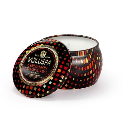 Mini Vela Cinnamon Ceylon e Copal Coleção Maison Holiday Lata 25 Horas Voluspa