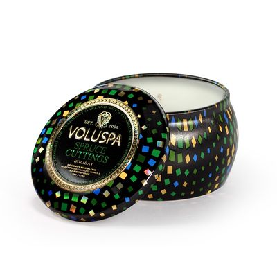 Mini Vela Spruce Cuttings Coleção Maison Holiday Lata 25 Horas Voluspa
