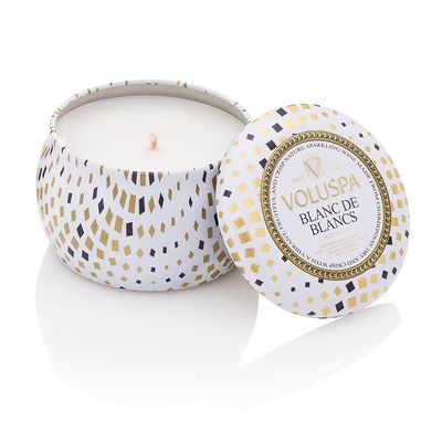 Mini Vela Blanc de Blancs Coleção Maison Holiday Lata 25 Horas Voluspa