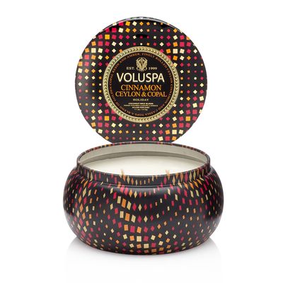 Vela Cinnamon Ceylon e Copal Coleção Maison Holiday 2 Pavios Lata 50 Horas Voluspa