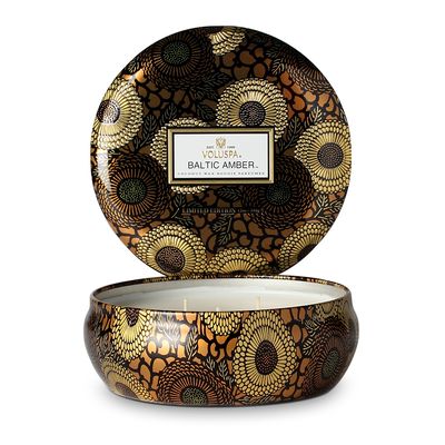 Vela Baltic Amber Coleção Maison Japonica 3 Pavios Lata Relevo 60 Horas Voluspa