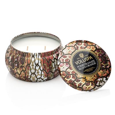 Vela Pomegranate Blood Orange Coleção Maison Noir 2 Pavios Lata 50 Horas Voluspa