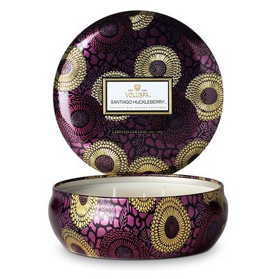 Vela Santiago Huckleberry Coleção Japonica 3 Pavios Lata Relevo 60 Horas Voluspa