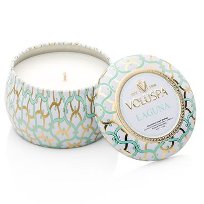 Mini Vela Laguna Coleção Maison Blanc Lata 25 Horas Voluspa