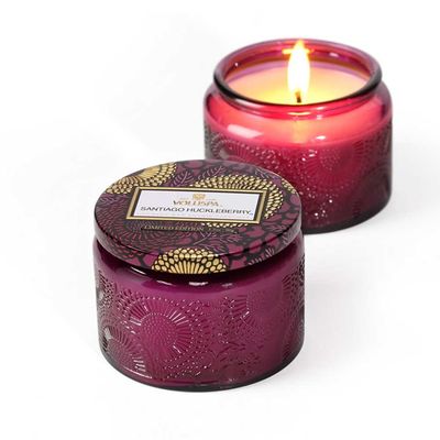 Vela Santiago Huckleberry Coleção Japonica Pote de Vidro Relevo com Tampa 25 Horas Voluspa