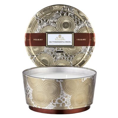 Vela Gilt Pomander e Hinoki Japonica Collection 3 Pávios Pedestal Lata Relevo 60 Horas Voluspa