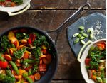Frigideira-Wok-com-Cabo-Non-Stick-26-cm-Preto-Le-Creuset-03