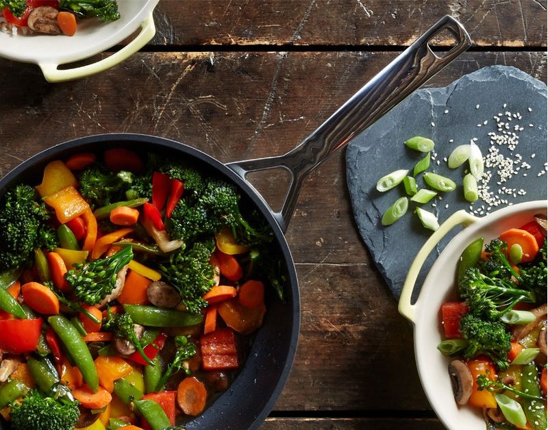 Frigideira-Wok-com-Cabo-Non-Stick-26-cm-Preto-Le-Creuset-03