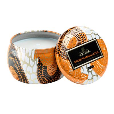 Mini Vela Lata Relevo Spice Pumpkin Latte 25 Horas Voluspa