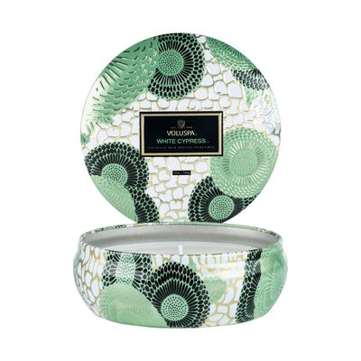 Vela Lata 3 Pavios Relevo White Cypress 60 Horas Voluspa