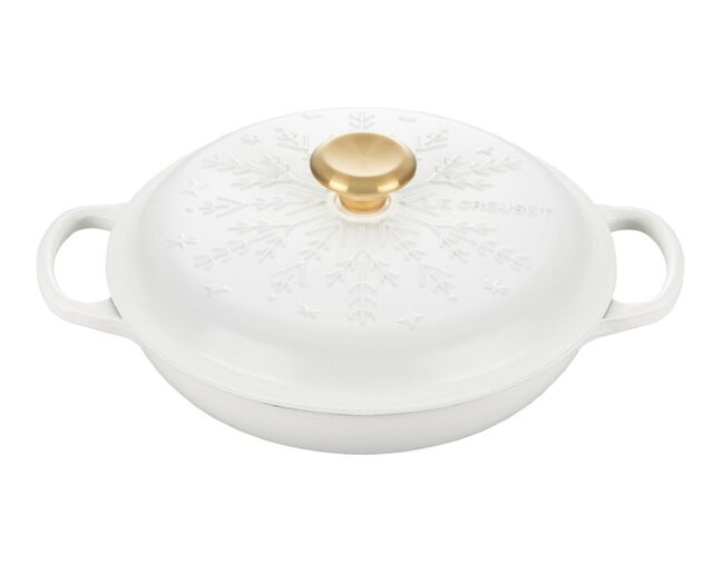 Cacarola-Buffet-Signature-26-cm-Flocos-de-Neve-Branco-Le-Creuset