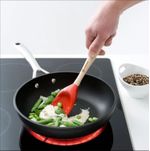 Colher-Venus-Silicone-Pro-Laranja-Le-Creuset---cenario