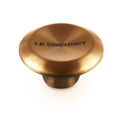 Pegador Panela 57 mm Signature Ouro Gold Le Creuset